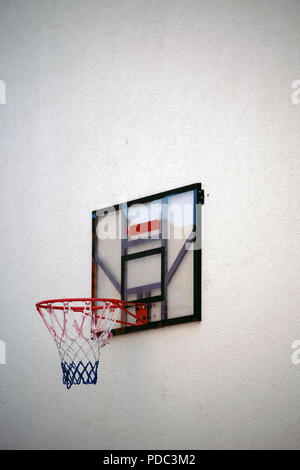 Un panier de basket-ball monté sur le mur de la maison d'une maison d'habitation. Banque D'Images