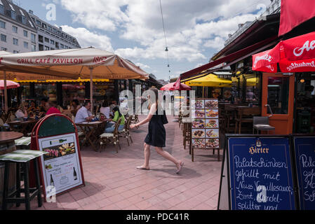 Jeune femme marchant à travers restaurants Naschmarkt, Vienne, Autriche Banque D'Images