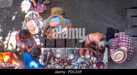 Plusieurs touristes à la recherche de souvenirs sur le marché à Victoria, Seychelles, tiré d'en haut Banque D'Images