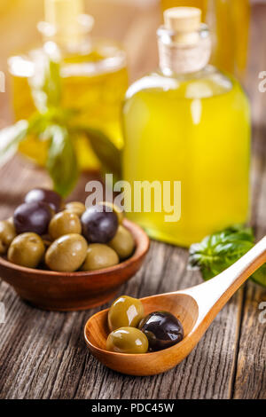 Entrée de la Méditerranée, vert et noir olives marinées servi dans une cuillère en bois Banque D'Images