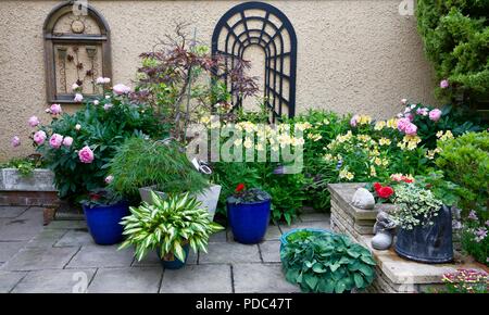 Un superbe écran de pots de patio et d'une bordure colorée Banque D'Images