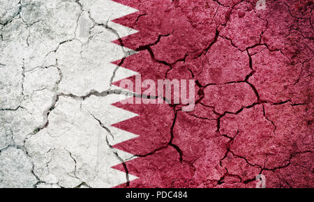 État du Qatar drapeau sur la terre sèche sol texture background Banque D'Images