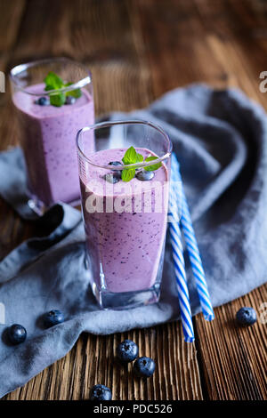 Lait frappé aux bleuets sains dans des bocaux en verre Banque D'Images