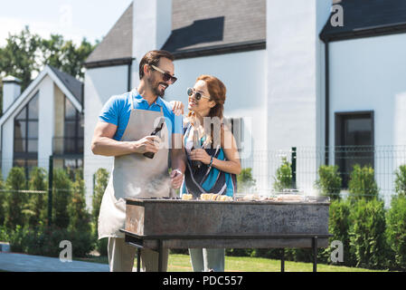 Joli couple positif boire de la bière Banque D'Images