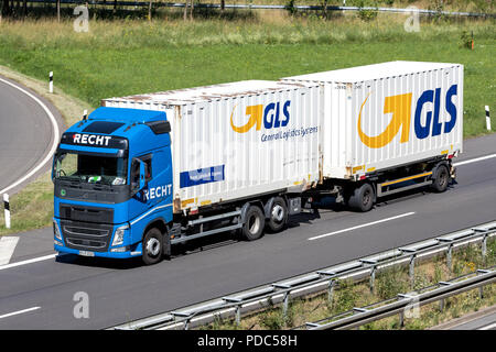 Camion GLS sur autoroute. General Logistics Systems B.V. a été fondée en 1999 et est une filiale de la poste britannique Royal Mail. Banque D'Images