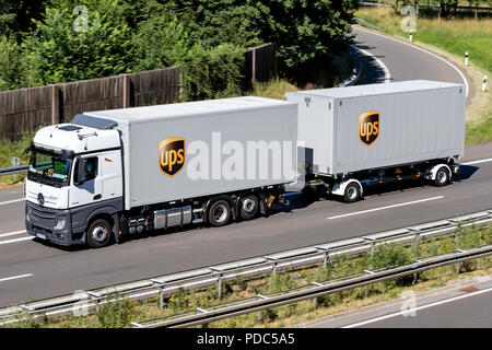 Camion UPS sur autoroute. UPS est la plus importante entreprise de livraison de colis et un fournisseur de solutions de supply chain management. Banque D'Images