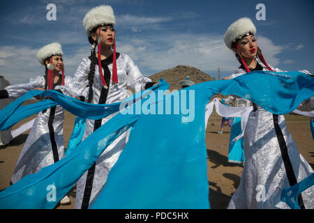 Filles dansant en bouriate nationale internationale au cours du Festival "Yordyn ethnoculturelles jeux' près du lac Baïkal, Irkoutsk oblast, Russie Banque D'Images