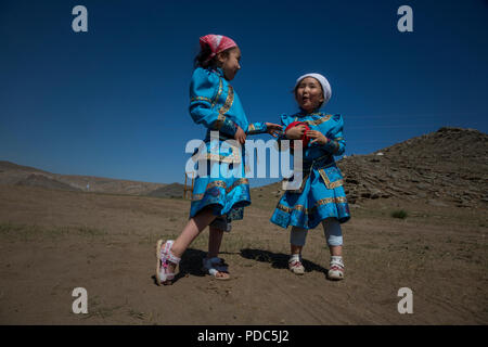 Sœur bouriate in costume national près de la montagne sacrée Erd situé à 2 km de l'oblast d'Irkoutsk, le lac Baïkal, Russie Banque D'Images