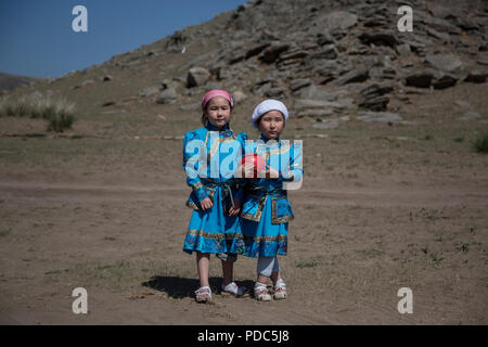 Sœur bouriate in costume national près de la montagne sacrée Erd situé à 2 km de l'oblast d'Irkoutsk, le lac Baïkal, Russie Banque D'Images