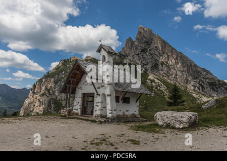 Au Passo Falzarego (chapelle Col Falzarego) et Sass de strie, la montagne Dolomites, Veneto, Italie Banque D'Images