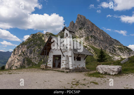 Au Passo Falzarego (chapelle Col Falzarego) et Sass de strie, la montagne Dolomites, Veneto, Italie Banque D'Images