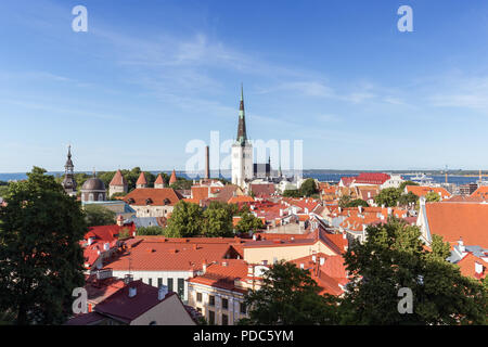 Les vieux bâtiments et de l'Olaf (ou St Olav's) Église de la vieille ville de Tallinn, Estonie, vus du dessus sur une journée ensoleillée en été. Banque D'Images