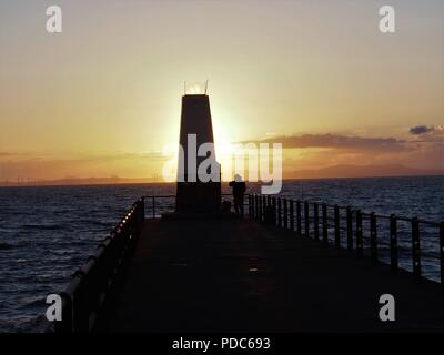 Le soleil derrière un pêcheur de la mer et de la navigation du port de Bristol, gyrophare, Cumbria, Royaume-Uni Banque D'Images