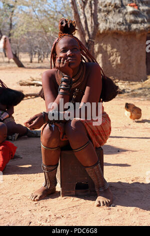 Femme Himba Otjikandero, village, du nord de la Namibie. Coller à l'ocre rouge est utilisé pour nettoyer la peau et aider à protéger contre les piqûres de moustiques.. Banque D'Images