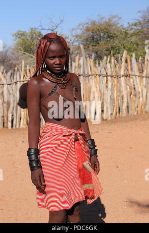 Femme Himba Otjikandero, village, du nord de la Namibie. Coller à l'ocre rouge est utilisé pour nettoyer la peau et aider à protéger contre les piqûres de moustiques.. Banque D'Images