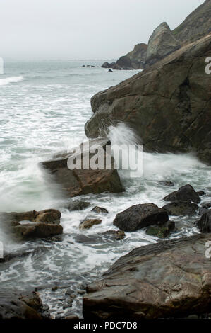 Les vagues déferlent le long de la côte rocheuse en pente raide à Mount Tamalpais Ravin Beach, CA Banque D'Images