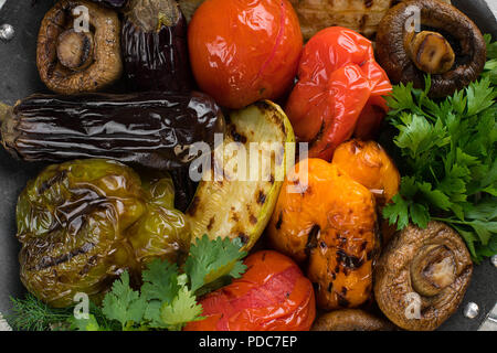 Légumes grillés, aubergines frites avec la tomate fraîche Banque D'Images