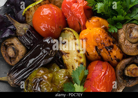 Légumes grillés, aubergines frites avec la tomate fraîche Banque D'Images
