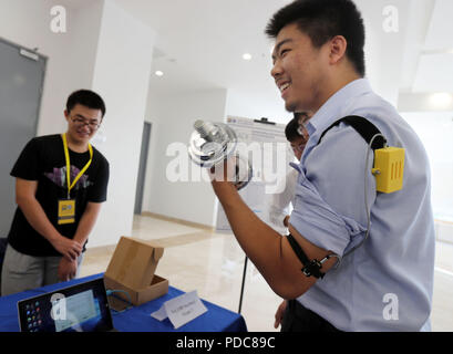 Shanghai, Chine. 8e août 2018. Un étudiant présente un montage du corps lors d'un testeur de fatigue design show à Shanghai, la Chine orientale, le 8 août 2018. Un design d'été s'est tenue à Shanghai Jiao Tong University le mercredi, au cours de laquelle plus de 80 dessins ou modèles créatifs, principalement sur l'intelligence artificielle et de l'internet, ont été affichées. Credit : Liu Ying/Xinhua/Alamy Live News Banque D'Images