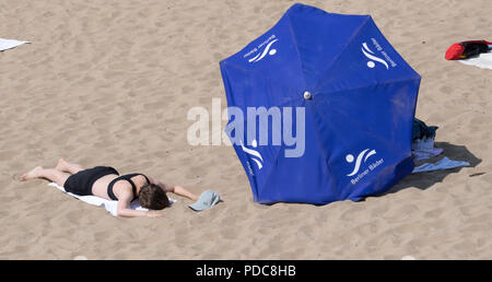 Berlin, Allemagne. Le 08 août, 2018. Profitez de l'été haut nageurs météo à la Strandbad Wannsee. Credit : Ralf Hirschberger/dpa/Alamy Live News Banque D'Images