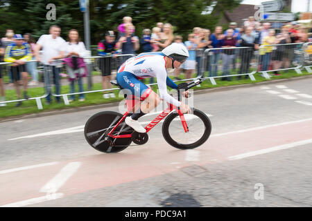 Strathblane, Glasgow, Scotland, UK - 8 août 2018 : European Championships mens vélo time trial - Great Britains Tanfield Harry d'être acclamé par la foule alors qu'il accélère à travers le village de Strathblane Crédit : Kay Roxby/Alamy Live News Banque D'Images