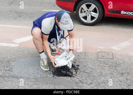 Strathblane, Glasgow, Scotland, UK - 8 août 2018 : European Championships mens vélo time trial - last minute road préparatifs tout quelques minutes avant les cyclistes sont passés par le village de Kirkhouse Inn pour la mens time trial event Crédit : Kay Roxby/Alamy Live News Banque D'Images