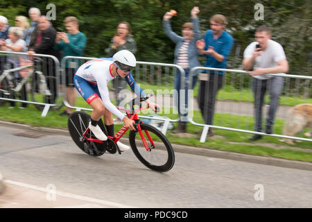 Strathblane, Glasgow, Scotland, UK - 8 août 2018 : European Championships mens vélo time trial - Great Britains Tanfield Harry d'être acclamé par la foule alors qu'il accélère à travers le village de Strathblane Crédit : Kay Roxby/Alamy Live News Banque D'Images