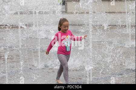 Stockton on Tees, Angleterre du Nord-Est. United Kingdom. 8 Août, 2018. Météo France : undetered par le ciel couvert et un temps plus frais, les enfants jouent dans la rue Fontaine dans Stockton on Tees, Angleterre du Nord-Est. De fortes pluies, qui seront accueillis par les agriculteurs et jardiniers, est prévue pour de nombreuses régions du Royaume-Uni à la fin de semaine Crédit : ALAN DAWSON/Alamy Live News Banque D'Images