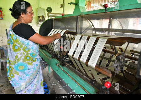 (180808) -- Tripura, le 8 août 2018 (Xinhua) -- un travailleur travaille sur une machine à filer la soie Silk Mill dans la périphérie de Agartala, capitale de l'Etat de Tripura, nord-est de l'Inde, le 8 août 2018. (Xinhua/Stringer) (djj) Banque D'Images