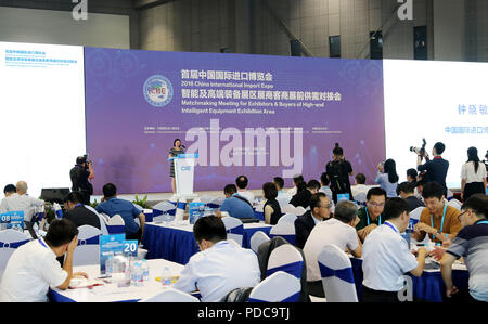 Shanghai, Chine. 8e août 2018. Les gens assistent à la réunion de jumelage pour les exposants et les acheteurs de matériel intelligent haut de gamme d'une surface d'exposition pour l'Expo 2018 China International Importer (CIEE) à Shanghai, la Chine orientale, le 8 août 2018. Shanghai est prévu d'accueillir la première CIEE à partir de 5 novembre à 10. Credit : Fang Zhe/Xinhua/Alamy Live News Banque D'Images