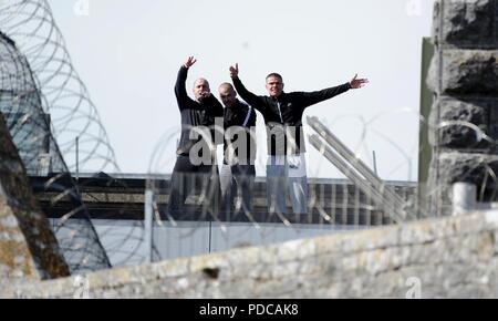 Protestation de la prison, trois prisonniers protestation sur le toit de la prison de Portland, jeunes délinquants, l'établissement Portland, Dorset, UK Crédit : Finnbarr Webster/Alamy Live News Banque D'Images