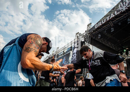 Jaromer, République tchèque. Le 08 août, 2018. Le heavy metal brutal Assault festival dans le fort de Josefov Jaromer, district de Nachod, République tchèque, commence le mercredi, Août 8, 2018. Environ cent trente bandes seront effectuer pendant quatre jours du festival. Photo : CTK/Tanecek Photo/Alamy Live News Banque D'Images