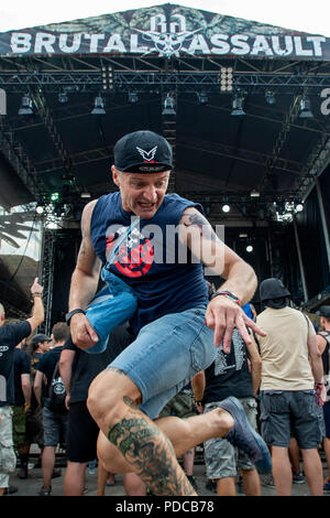 Jaromer, République tchèque. Le 08 août, 2018. Le heavy metal brutal Assault festival dans le fort de Josefov Jaromer, district de Nachod, République tchèque, commence le mercredi, Août 8, 2018. Environ cent trente bandes seront effectuer pendant quatre jours du festival. Photo : CTK/Tanecek Photo/Alamy Live News Banque D'Images