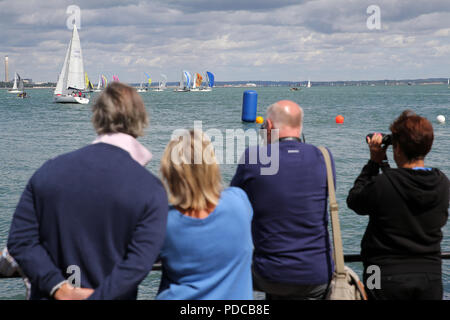 Cowes, île de Wight. 8 Août, 2018. général coulisses pendant la régate de la semaine de Cowes Lendy événement à Cowes (île de Wight, le mercredi 8 août 2018 en tant que compétiteurs et spectateurs de profiter de la brise et ensoleillée. Photos par Andrew Verger/Alamy Live News Banque D'Images