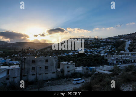 5 août 2018 - Khirbet Al-Jawz, zones rurales de Lattaquié, Syrie - une vue sur la campagne au coucher du soleil.La propagation des éléments de la gendarmerie turque sur la bande frontalière entre la Syrie et la Turquie. Credit : Muhmmad Al-Najjar/SOPA Images/ZUMA/Alamy Fil Live News Banque D'Images