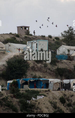 5 août 2018 - Khirbet Al-Jawz, zones rurales de Lattaquié, Syrie - Un soldat est vu debout à côté d'un mur de séparation entre la Syrie et la Turquie et est entouré de camps de personnes déplacées des zones de Lattaquié et ses alentours.La propagation des éléments de la gendarmerie turque sur la bande frontalière entre la Syrie et la Turquie. Credit : Muhmmad Al-Najjar/SOPA Images/ZUMA/Alamy Fil Live News Banque D'Images