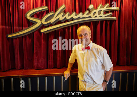 08 août 2018, l'Allemagne, Hambourg : Corny Littmann, directeur associé de l'Théâtre Schmidt, est sur le point de démarrer le show d'anniversaire dans le foyer de la Schmidt Théâtre. Le théâtre à la Reeperbahn célèbre son 30e anniversaire. Photo : Georg Wendt/dpa Banque D'Images
