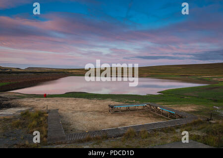 Redbrook réservoir, UK. 8 août 2018. Les faibles niveaux d'eau peut être vu comme le soleil se couche à Redbrook réservoir, Marsden, West Yorkshire. Crédit : Matthieu Wilkinson/Alamy Live News Banque D'Images