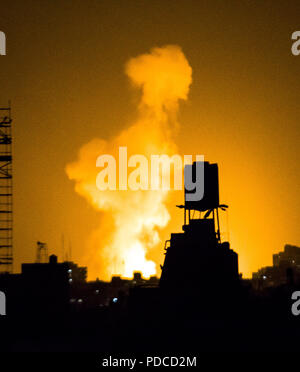 La ville de Gaza, la bande de Gaza, Gaza. 8e août 2018. Une boule de feu vu exploser au cours de raids aériens israéliens dans le nord de la bande de Gaza. Credit : Mahmoud Issa/SOPA Images/ZUMA/Alamy Fil Live News Banque D'Images