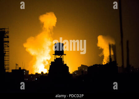 La ville de Gaza, la bande de Gaza, Gaza. 8e août 2018. Une boule de feu vu exploser au cours de raids aériens israéliens dans le nord de la bande de Gaza. Credit : Mahmoud Issa/SOPA Images/ZUMA/Alamy Fil Live News Banque D'Images