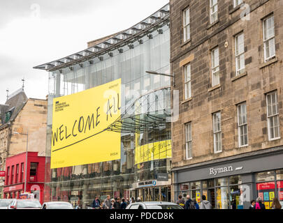 Festival International d'Édimbourg, Edinburgh, Ecosse, Royaume-Uni. 8 août 2018. Le Festival Theatre, Nicholson Street, façade en verre recouvert d'un grand Festival International d'Édimbourg jaune bannière de bienvenue. Il est l'un des principaux lieux de théâtre, danse et musique au cours de l'été chaque FEI Banque D'Images