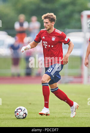 Rottach Egern, Août 08, 2018 Leon GORETZKA, FCB 18 lecteurs, contrôle la balle, action, full-size, Simple action avec la bille, corps plein, figure d'ensemble, plans, découpe, traitement unique balle, pick-up, coupe, cut out, FC Bayern Munich - FC Rottach-Egern 20-2 test match dans le camp des formations pour la saison 2018/2019 La préparation, le 8 août 2018, à Rottach-Egern Tegernsee, Allemagne. © Peter Schatz / Alamy Live News Banque D'Images