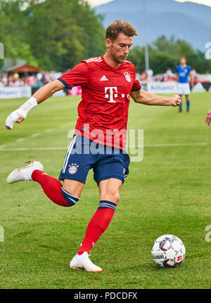 Rottach Egern, Août 08, 2018 Leon GORETZKA, FCB 18 lecteurs, contrôle la balle, action, full-size, Simple action avec la bille, corps plein, figure d'ensemble, plans, découpe, traitement unique balle, pick-up, coupe, cut out, FC Bayern Munich - FC Rottach-Egern 20-2 test match dans le camp des formations pour la saison 2018/2019 La préparation, le 8 août 2018, à Rottach-Egern Tegernsee, Allemagne. © Peter Schatz / Alamy Live News Banque D'Images