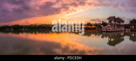 Beijing, Chine, 8 Aug 2018 le soir après la pluie, les nuages flamboyant rougi tout le ciel.Costfoto:Crédit/Alamy Live News Banque D'Images