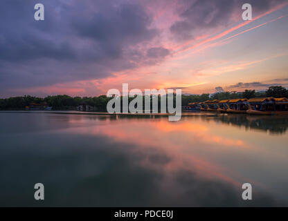 Beijing, Chine, 8 Aug 2018 le soir après la pluie, les nuages flamboyant rougi tout le ciel.Costfoto:Crédit/Alamy Live News Banque D'Images