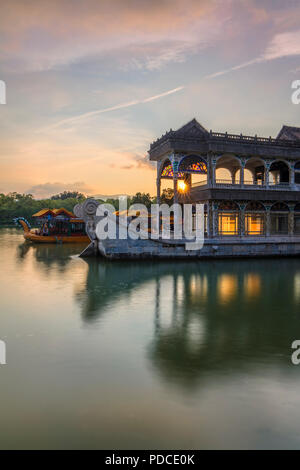 Beijing, Chine, 8 Aug 2018 le soir après la pluie, les nuages flamboyant rougi tout le ciel.Costfoto:Crédit/Alamy Live News Banque D'Images