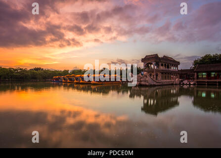 Beijing, Chine, 8 Aug 2018 le soir après la pluie, les nuages flamboyant rougi tout le ciel.Costfoto:Crédit/Alamy Live News Banque D'Images