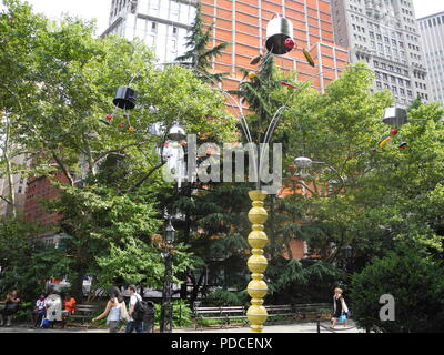 New York, USA. 07Th Aug 2018. Arbres faits de poêles, casseroles et les crépines de goutte à goutte par l'artiste américain Bill Wurtz, qui n'apparaît généralement comme B. Wurtz. Ils font partie de l'exposition 'Cuisine' et les arbres sont situés dans le parc en face de la mairie. Credit : Johannes Schmitt-Tegge/dpa/Alamy Live News Banque D'Images