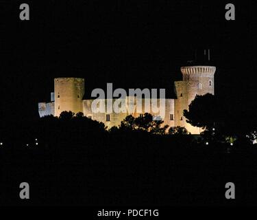 Palma, Majorque, Espagne. 18 Oct, 2004. Donnant sur la ville et la baie de Parme, la forteresse médiévale du 14e siècle perché le château de Bellver brille dans les lumières de la nuit et est maintenant le musée historique de la ville de Parme, capitale de l'île espagnole de Majorque (Mallorca) et les Îles Baléares en Méditerranée occidentale, une populaire destination touristique et de voyage. Credit : Arnold Drapkin/ZUMA/Alamy Fil Live News Banque D'Images