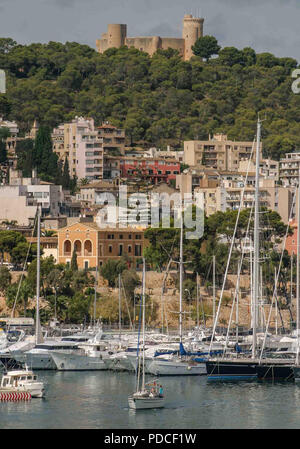 Palma, Majorque, Espagne. 18 Oct, 2004. Donnant sur la ville et la baie de Parme, la forteresse médiévale du 14e siècle perché le château de Bellver est maintenant le musée historique de la ville de Parme, capitale de l'île espagnole de Majorque (Mallorca) et les Îles Baléares en Méditerranée occidentale, une populaire destination touristique et de voyage. Credit : Arnold Drapkin/ZUMA/Alamy Fil Live News Banque D'Images